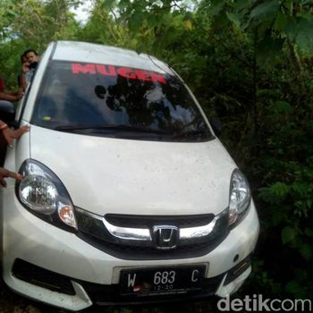 Mobilio terparkir di tengah hutan