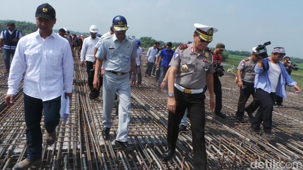 Kakorlantas Polri Irjen Royke Lumowa meninjau pembangunan tol fungsional jalur Surabaya-Solo, Rabu (14/6/2017).