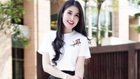 Ia pun tampak membatasi kegiatannya di dunia entertain. (Dok. Instagram/sandradewi88)