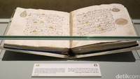 Ada lagi Al Quran sangat tua berbahan kulit rusa dengan dekorasi khusus dari surat Al Araf sampai Al Kahfi, namun penulis dan waktu pembuatan tidak diketahui (Fitraya/detikTravel)