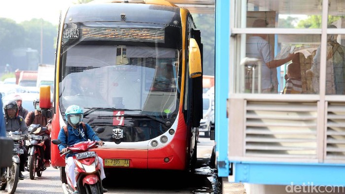 Pengendara Masih Bandel Serobot Busway, Polisi: Itu Pelanggaran!