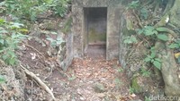 Bunker pertama berada di dekat anak tangga. Bunker ini tertutup akar-akar pohon yang berada di atasnya (Bonauli/detikTravel)