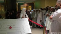 Para wisatawan sedang mendengar penjelasan pemandu, sesuai bahasa ibu para pengunjung. Ada pemandu berbahasa Indonesia juga lho (Fitraya/detikTravel)