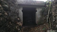 Bunker kedua berada di atas tangga. Tersembunyi di antara batu, bunker-bunker ini agak lembab dan gelap (Bonauli/detikTravel)