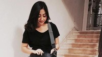 Di foto ini Winona bahkan mirip dengan Nikita. Rambutnya kini panjang tergerai dan sangat feminin. Foto: Dok. Instagram/nonawilly16