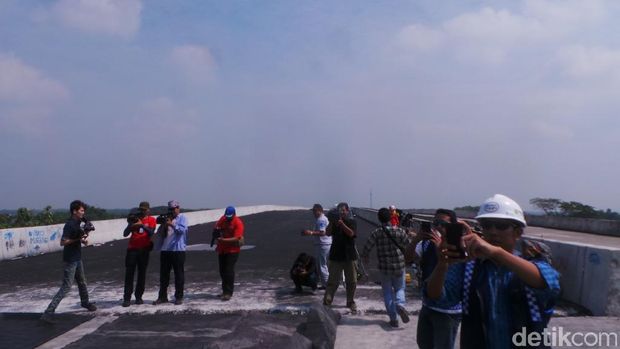Kakorlantas Polri Irjen Royke Lumowa meninjau pembangunan tol fungsional jalur Surabaya-Solo, Rabu (14/6/2017).