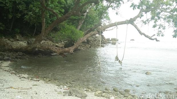 Pantai karang bolong di Sabang