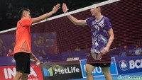 Lin Dan menyalami Tzu Wei Wang.