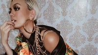 Agnez seringkali tampil berbeda dengan busana dan aksesoris. (Dok. Instagram/agnezmo)