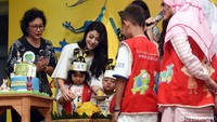 Setiap tahun, ia selalu merayakan ulang tahunnya bersama anak-anak yayasan tersebut di tempat wisata. Namun kali ini ia menggelar acaranya di yayasan itu. Pool/ Noel/detikFoto.
