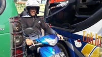 Bukan hanya diakibatkan oleh angkutan umum, karyawan pabrik yang menggunakan motor atau sepeda kerap melawan arus sehingga kemacetan makin parah.