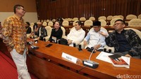 Agun Gunandjar berbincang dengan anggota Pansus Angket KPK sebelum rapat.