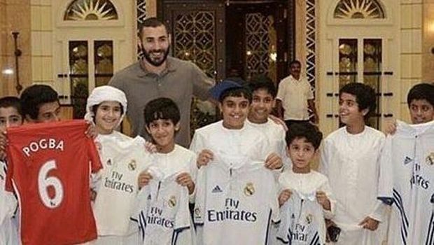 Benzema bersama fans ciliknya saat berlibur di Dubai