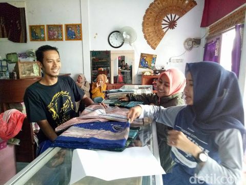 Perajin tenun ikat di Lamongan