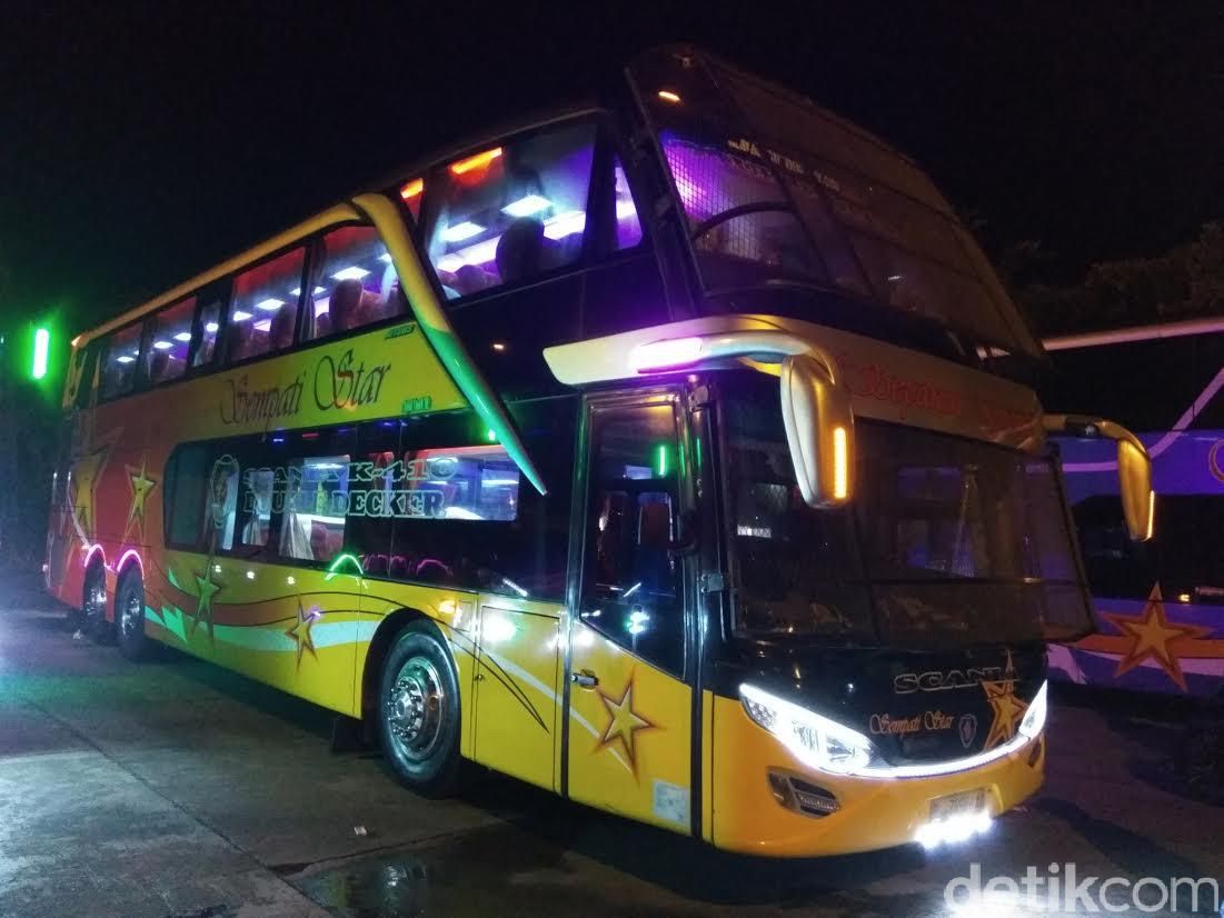 Bus bertingkat (double decker) jurusan Banda Aceh-Medan menjadi idola bagi para pemudik. Meski harus merogoh kocek lebih dalam, kursi mewah di lantai satu tetap saja selalu terisi. Para penumpang dapat memilih duduk di kursi atau pun tidur di ranjang.