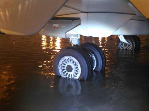 Hujan Deras, Air Rendam Area Parkir Pesawat Terminal 3 Bandara Soetta