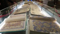 Bukan main kecintaan orang-orang terdahulu dengan kitab suci Al Quran. Dengan teknologi percetakan yang masih sederhana, Al Quran menjadi karya seni yang sangat bernilai tinggi (Fitraya/detikTravel)