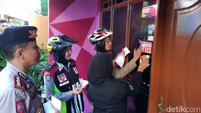 Bersepatu Roda, Satpoltik dan Srikandi Polrestabes Sosialisasi 112