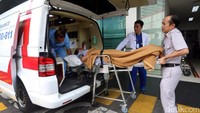 Pasien dibawa turun dari mobil ambulance menuju ke ruang Unit Gawat Darurat oleh tim para medis dari RS Siloam.