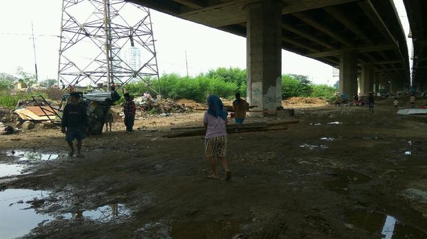 Warga penghuni bedeng liar tidak melawan saat ditertibkan.
