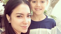 Meski sudah berusia hampir 40 tahun, wajah Tia Ivanka malah semakin muda saja. Dok. Instagram/tiaivankka