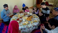 Perjalanan tim Jazirah Islam berlanjut ke Desa Kabanbay Batyr, 60 kilometer dari Kota Astana. Tim Jazirah Islam akan mengunjungi rumah keluarga Baglan Daulenov. Baglan dan istrinya, Zulfia, tinggal berdua di rumah ini. Empat anaknya sudah merantau ke kota, namun mereka sengaja pulang ke rumah, untuk menyambut kedatangan tim Jazirah Islam. Pool/Hilman.