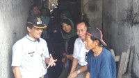 Isa harus melahirkan di gang sempit tersebut dan beralaskan kardus. Keluarga ini dievakuasi Menteri Sosial Khofifah Indar Parawansa ke save house. (Foto: Kementerian Sosial)