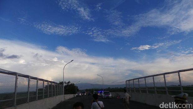  Kakorlantas Polri Irjen Royke Lumowa saat meninjau flyover Dermoleng untuk jalur mudik, Kamis (15/6/2017).