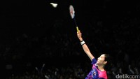 Sung Ji Hyun melakukan smash.