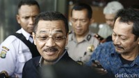Gamawan Fauzi pernah menjabat sebagai Mendagri pada periode 2009-2014 di masa Pemerintahan Presiden RI SBY. Mengenakan pakaian hitam ia pun langsung mengatakan kalau dirinya tak kenal Andi Narogong.