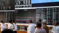Di sana, petugas control room menjelaskan bahwa beban listrik di Sistem Jawa-Bali akan berkurang cukup drastis saat Lebaran karena tidak ada aktivitas industri, sedang libur.