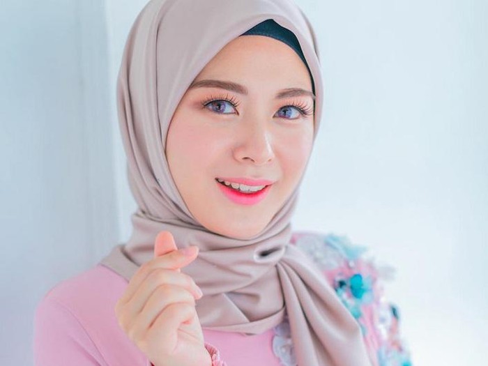 Ayana Moon Ayana Moon, mantan girlband kpop yang memeluk islam.