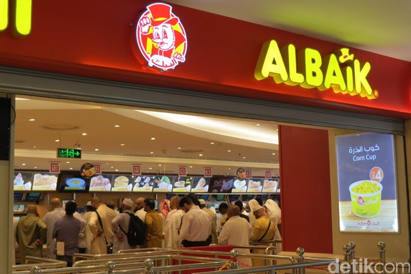 Kelaparan di sela ibadah umroh di Makkah, Arab Saudi? Ada ayam Al Baik yang terkenal lezat di Mal Souq Jabal Omar alias Hotel Hilton Suites Makkah (Fitraya/detikTravel) Kelaparan di sela ibadah umroh di Makkah, Arab Saudi? Ada ayam Al Baik yang terkenal lezat di Mal Souq Jabal Omar alias Hotel Hilton Suites Makkah (Fitraya/detikTravel)