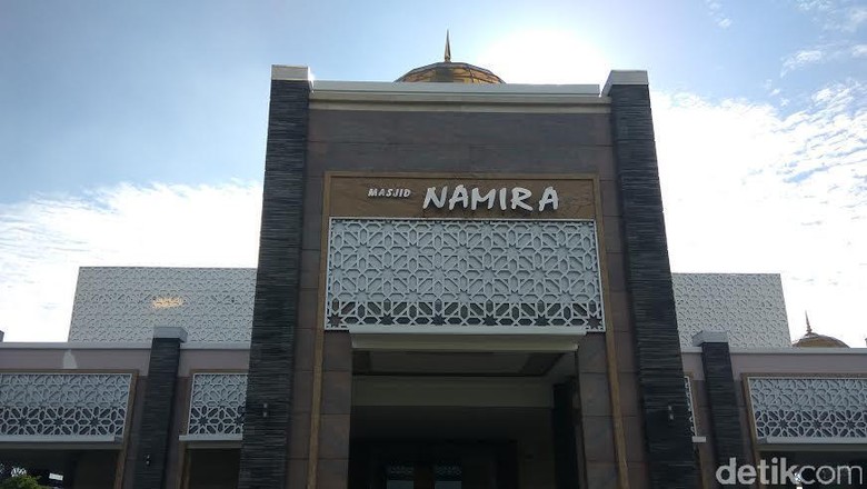 Seputar Masjid Namira, Bangunan Bernuansa Masjidil Haram/Foto: Eko Sudjarwo Seputar Masjid Namira, Bangunan Bernuansa Masjidil Haram/Foto: Eko Sudjarwo