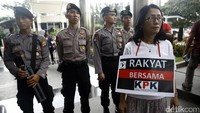 Aksi ini mendapat penjagaan dari aparat kepolisian.