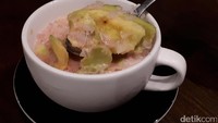 Sebagai menu pembuka, Anda bisa cicip Pisang Garing Sambal. Lembaran pisang kepok goreng tepung ditemani semangkuk sambal roa yang pedas gurih.