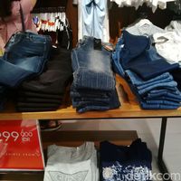 T-shirt Sampai Jeans di Guess Pondok Indah Mall Diskon Hingga 50%