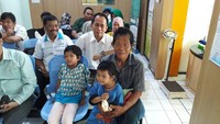 Kisah keluarga Joni dan Isa yang tinggal di gang kecil dan kumuh sebelumnya ramai di Instagram . Keluarga tersebut hanya tinggal di gang beralaskan kardus dan triplek bekas. (Foto: Kementerian Sosial)