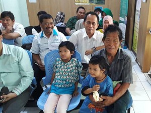 Kemensos Evakuasi Ibu Melahirkan di Gang Sempit yang Kisahnya Viral