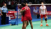 Della/Rosyita merayakan kemenangan.