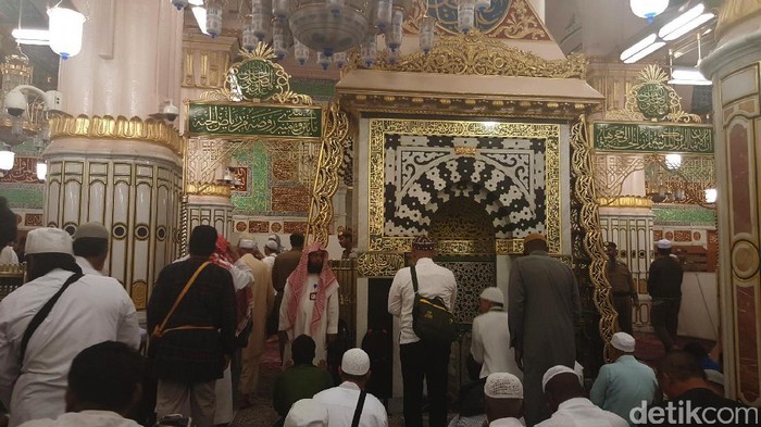 Area Raudhah di Masjid Nabawi ditandai karpet hijau
