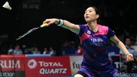 Sung Ji Hyun berusaha mengembalikan shuttlecock. Kendati bisa lolos sampai perempatfinal, atlet unggulan kelima ini belum mau berspekulasi soal hasil akhir di Indonesia Open. Sebab, atlet nonunggulan terkadang juga bisa menjadi penghalang baginya. 