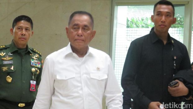 Menhan menghadiri rapat di DPR / 