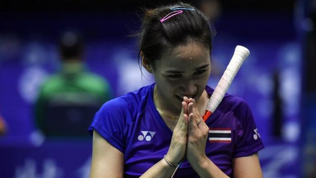 Nitchaon Jindapol memberikan salam kepada penonton