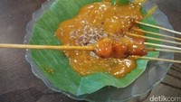 Kalau sate daging ayam dan sapi biasanya dilumuri dengan bumbu kacang atau kecap. Tapi kalau sate gurita, kuahnya adalah bumbu sate padang (Bonauli/detikTravel)