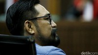 Ini salah satu potret Choel ketika menjalani sidang (Foto: Agung Pambudhy/detikcom)