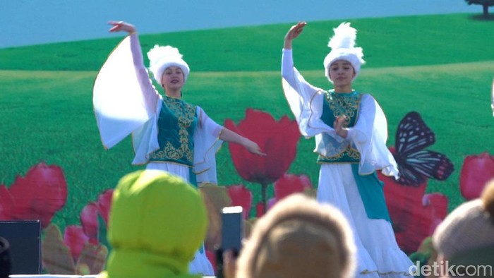 Warga Kazakhstan dikenal senang menerima tamu. Tradisi tersebut disebut konakasy.