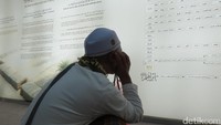 Seorang santri asal Indonesia melihat silsilah keluarga Nabi Muhammad. Museum ini buka setiap hari dari pukul 08.00-12.00 lalu istirahat dan buka lagi pukul 16.30-20.00 (Fitraya/detikTravel)