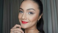 Ia terlihat berbeda dengan pulasan makeup. Dok. Instagram/amandarawles