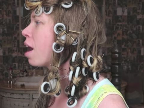 Wanita Ini Gulung Rambut Pakai Fidget Spinner, Seperti Apa Hasilnya?